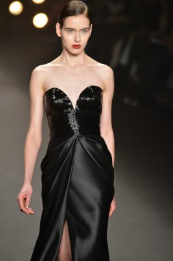 modeli pist naeem khan sonbahar yürür.