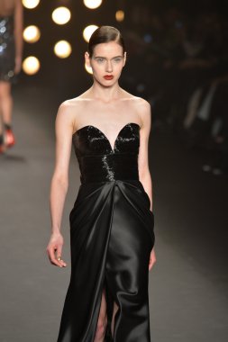 modeli pist naeem khan sonbahar yürür.