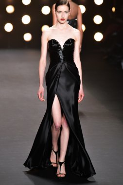 modeli pist naeem khan sonbahar yürür.