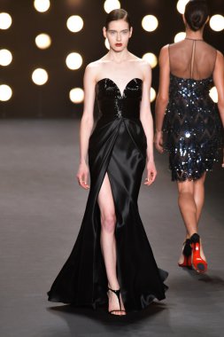 modeli pist naeem khan sonbahar yürür.