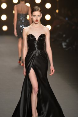 modeli pist naeem khan sonbahar yürür.