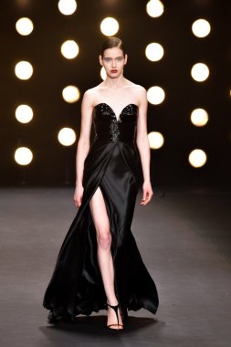 modeli pist naeem khan sonbahar yürür.