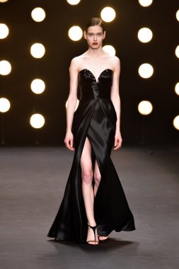 modeli pist naeem khan sonbahar yürür.