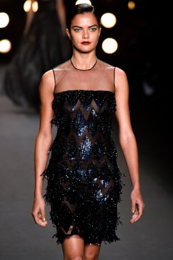 modeli pist naeem khan sonbahar yürür.