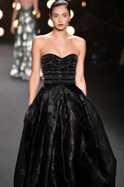 modeli pist naeem khan sonbahar yürür.