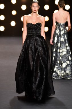 modeli pist naeem khan sonbahar yürür.