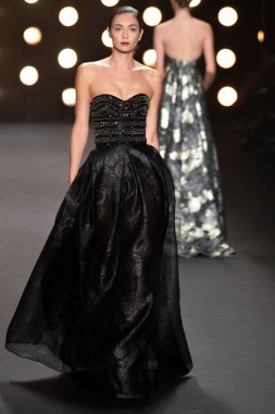 modeli pist naeem khan sonbahar yürür.