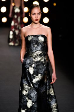 modeli pist naeem khan sonbahar yürür.