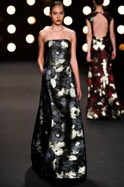 modeli pist naeem khan sonbahar yürür.