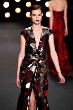model naeem khan pist yürür