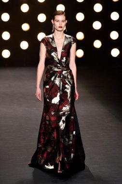 model naeem khan pist yürür