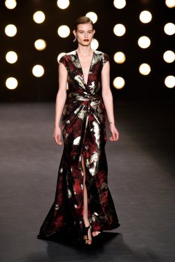 model naeem khan pist yürür