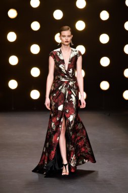 model naeem khan pist yürür
