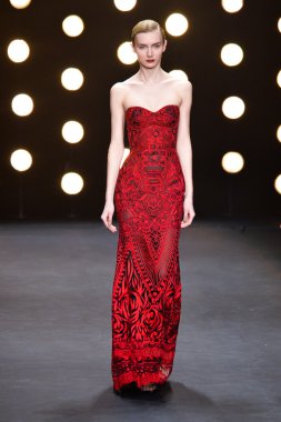 model naeem khan pist yürür