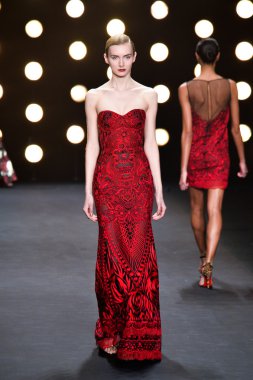 model naeem khan pist yürür