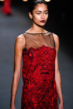model naeem khan pist yürür