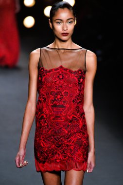 model naeem khan pist yürür