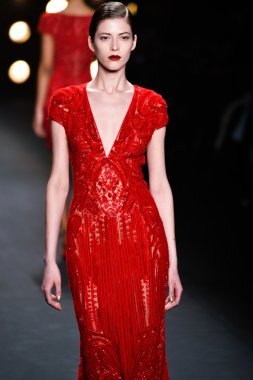 model naeem khan pist yürür