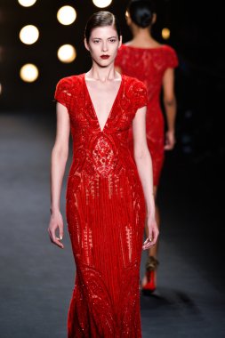 model naeem khan pist yürür