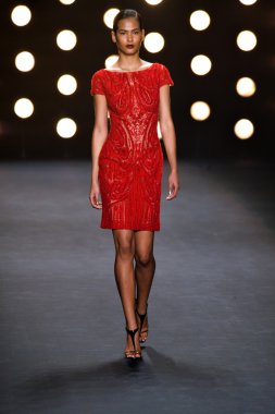 model naeem khan pist yürür