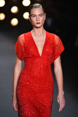 model naeem khan pist yürür