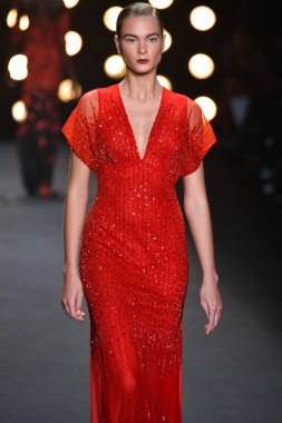 model naeem khan pist yürür