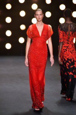 model naeem khan pist yürür