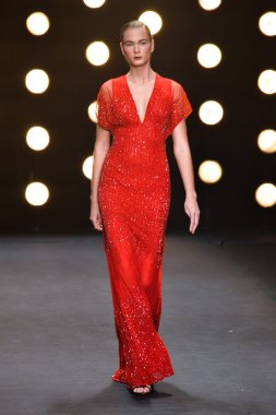 model naeem khan pist yürür