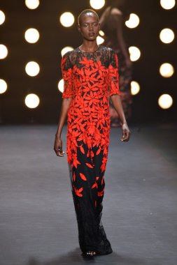 model naeem khan pist yürür