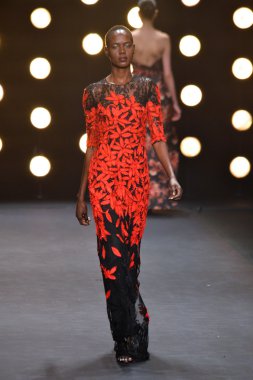 model naeem khan pist yürür