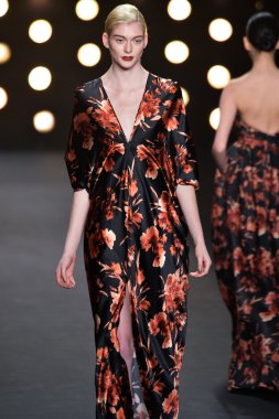 model naeem khan pist yürür