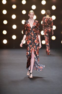 model naeem khan pist yürür