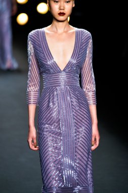 model naeem khan pist yürür