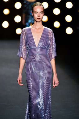 model naeem khan pist yürür