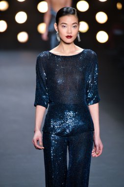 model naeem khan pist yürür