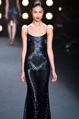 model naeem khan pist yürür