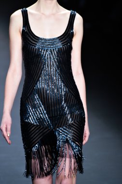 model naeem khan pist yürür