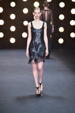 model naeem khan pist yürür