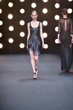 model naeem khan pist yürür