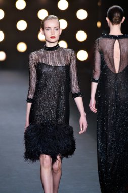 model naeem khan pist yürür