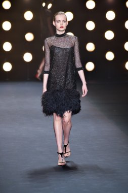 model naeem khan pist yürür