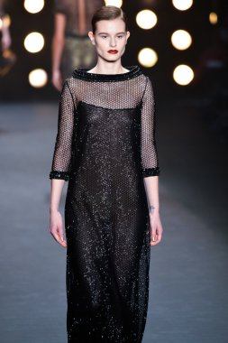 model naeem khan pist yürür