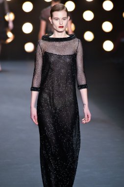 model naeem khan pist yürür
