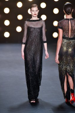 model naeem khan pist yürür