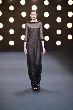 model naeem khan pist yürür