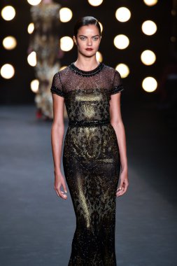 model naeem khan pist yürür