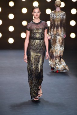 model naeem khan pist yürür