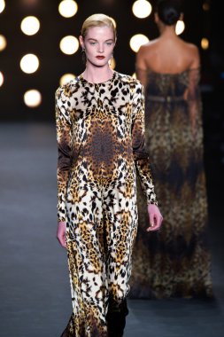 model naeem khan pist yürür