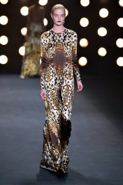 model naeem khan pist yürür