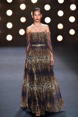 model naeem khan pist yürür